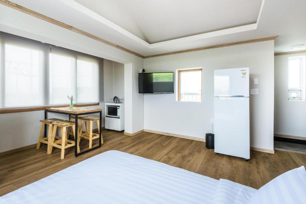 Romance Jeju Pension Luaran gambar